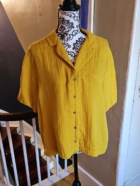 Bundle Of Two Old Navy 100% Cotton Crinkle Gauze Button Down Shirts Sz L.